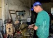 Nas semanas que antecedem a grande festa, trabalho como mecânico dá lugar à preparação do evento