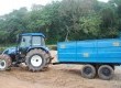 Trator, recentemente adquirido, e carreta agrícola metálica
