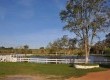 Lago de entrada da propriedade. Ao centro, trapiche leva a uma pequena ilha com quiosqui no Camping do Praça